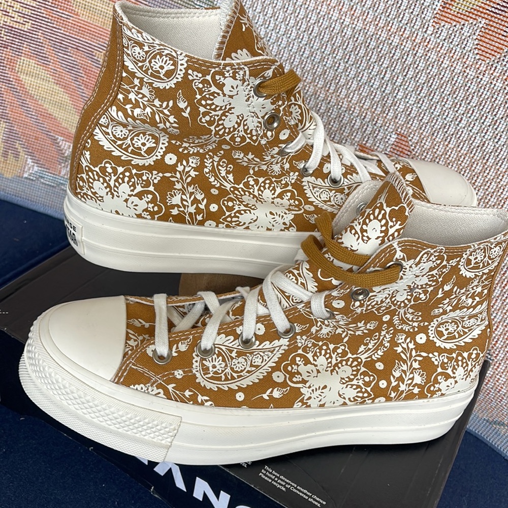 Converse WMNS 572541C
CTAS LIFT HI
WHEAT/EGRET/BLACK SNEAKERS - PLATFORMS - Picture 11 of 16